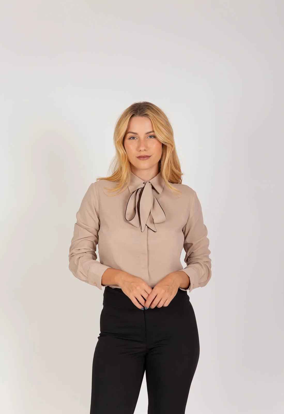 Camisa Social com Laço Removível da Industriall, em Crepe de seda