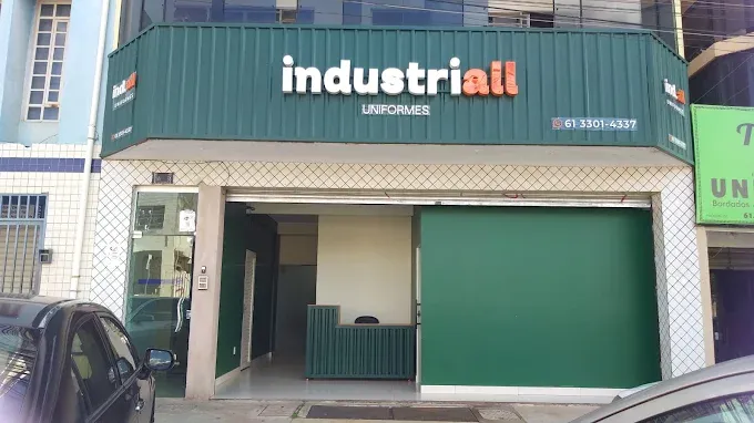 Fachada da loja da Industriall Uniformes no Polo de Modas, em Guará II